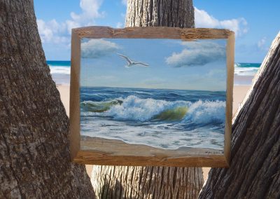 gedenkschilderij in boom met strand zee en vliegende meeuws