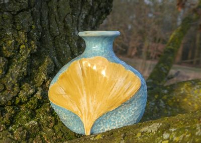 urn van keramiek met Gingko Biloba blad