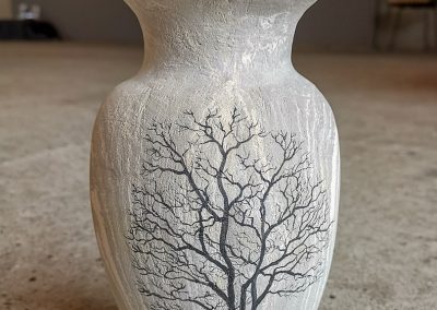 urn grijs geschilderde boom